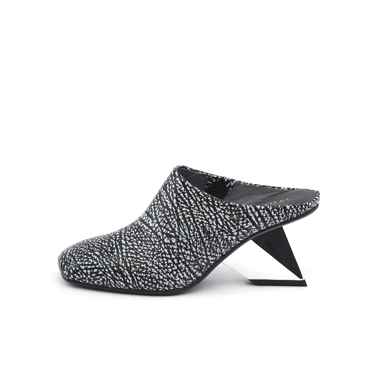 Edgy Pointed Toe Gravity Block Heel Pumps-5